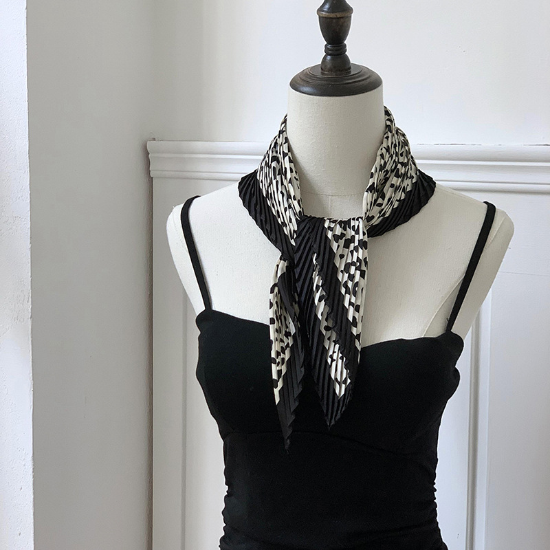 Bufanda de seda, bufanda cuadrada, sentido avanzado, camisa decorativa arrugada de moda coreana de primavera y verano, bufanda pequeña, bufanda en forma de diamante, diadema