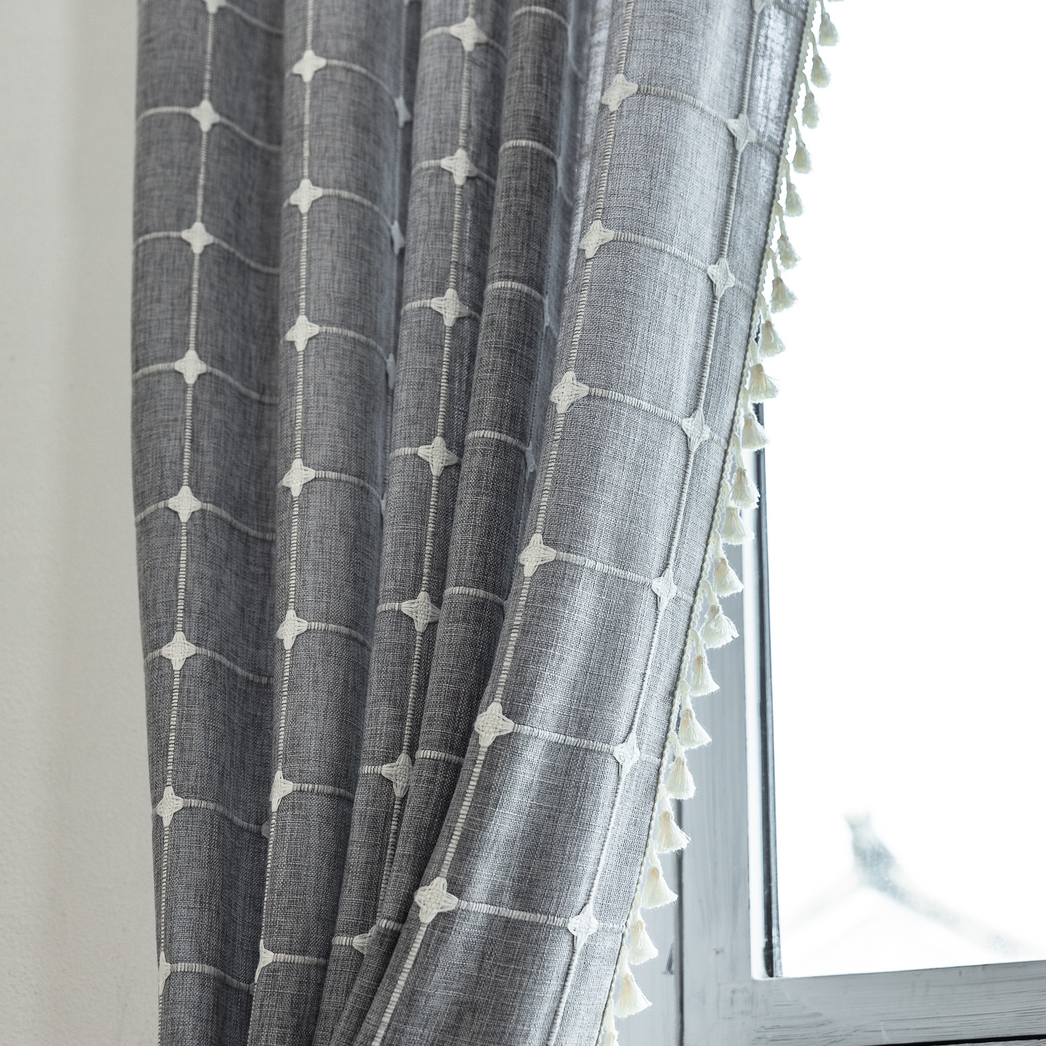 후크 업.-아니. 3 다크 그레이. 수 놓은 중간 격자 무늬