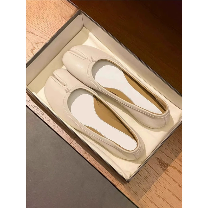 Модные универсальные туфли с раздельным носком для женщин, лето 2025, новые высококачественные плоские балетки на плоской подошве.