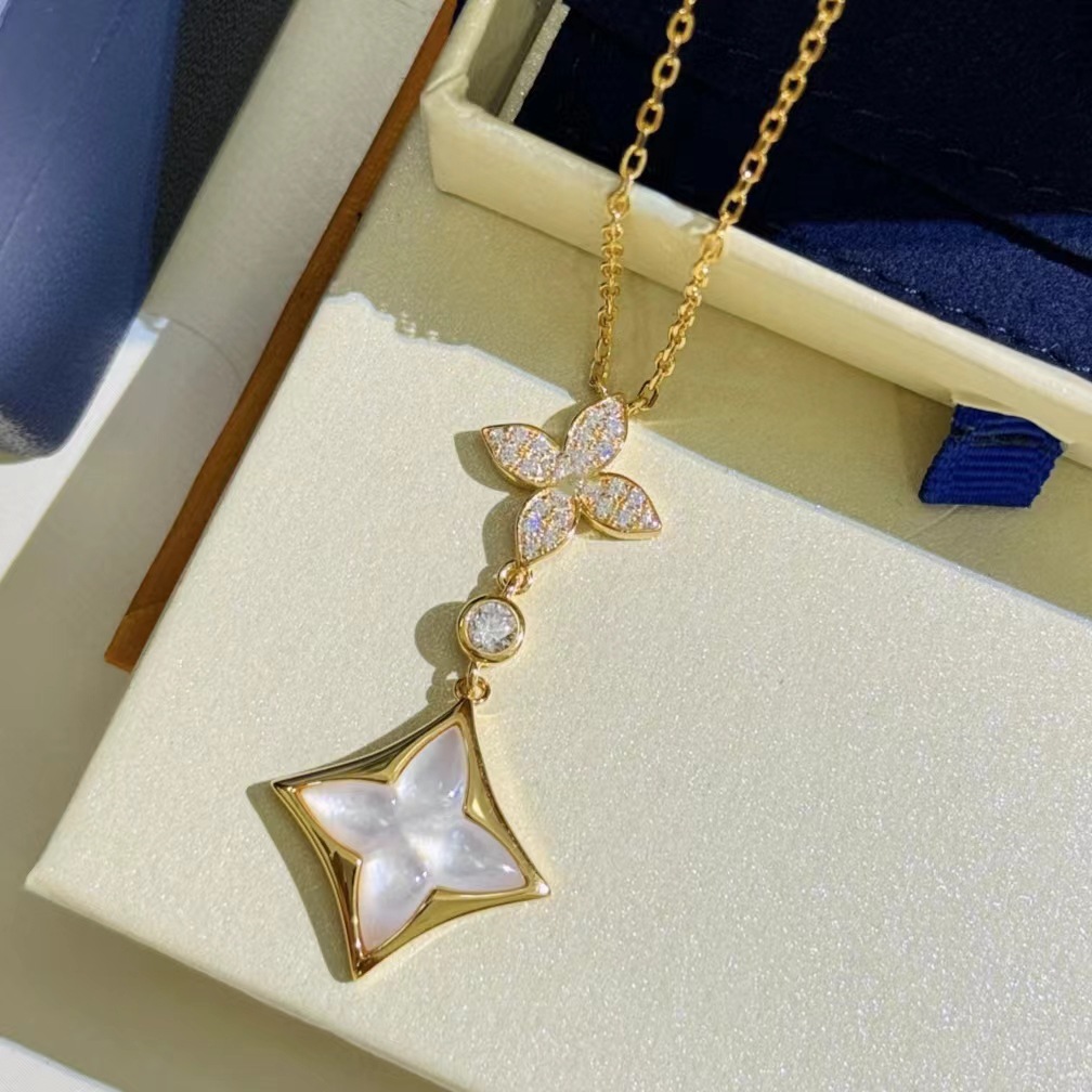 Collana da donna elegante e raffinata in madreperla bianca naturale intarsiata a forma di V, con quadrifoglio placcato oro_voghion.com