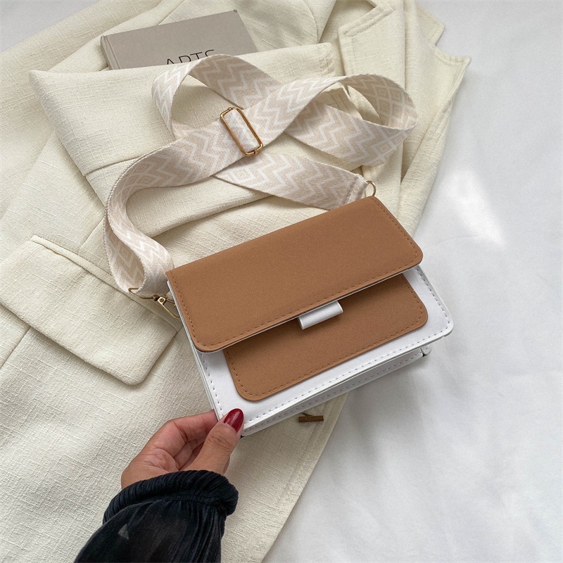 Moda retro simple temperamento amplio cinturón de hombro mochila de hombro para mujeres 2023 otoño y invierno versátil bolso pequeño coreano