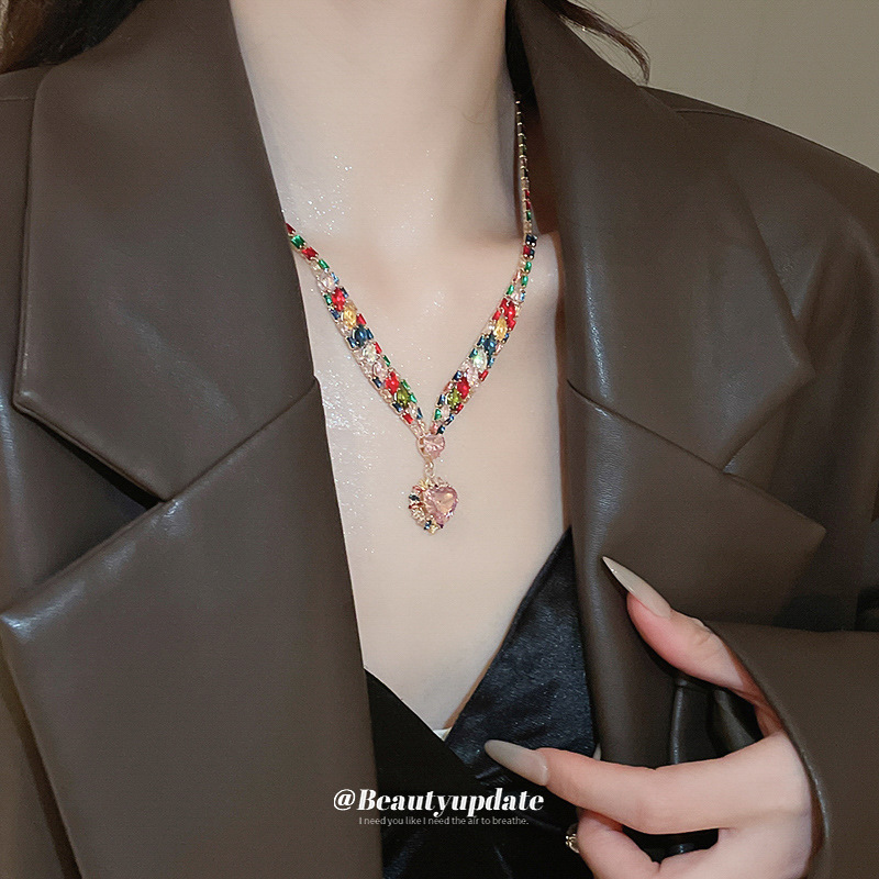 Juego de pendientes de collar con colgante de amor de circón Exquisito temperamento de moda súper brillante cadena de clavícula de lujo ligero collar de alta gama