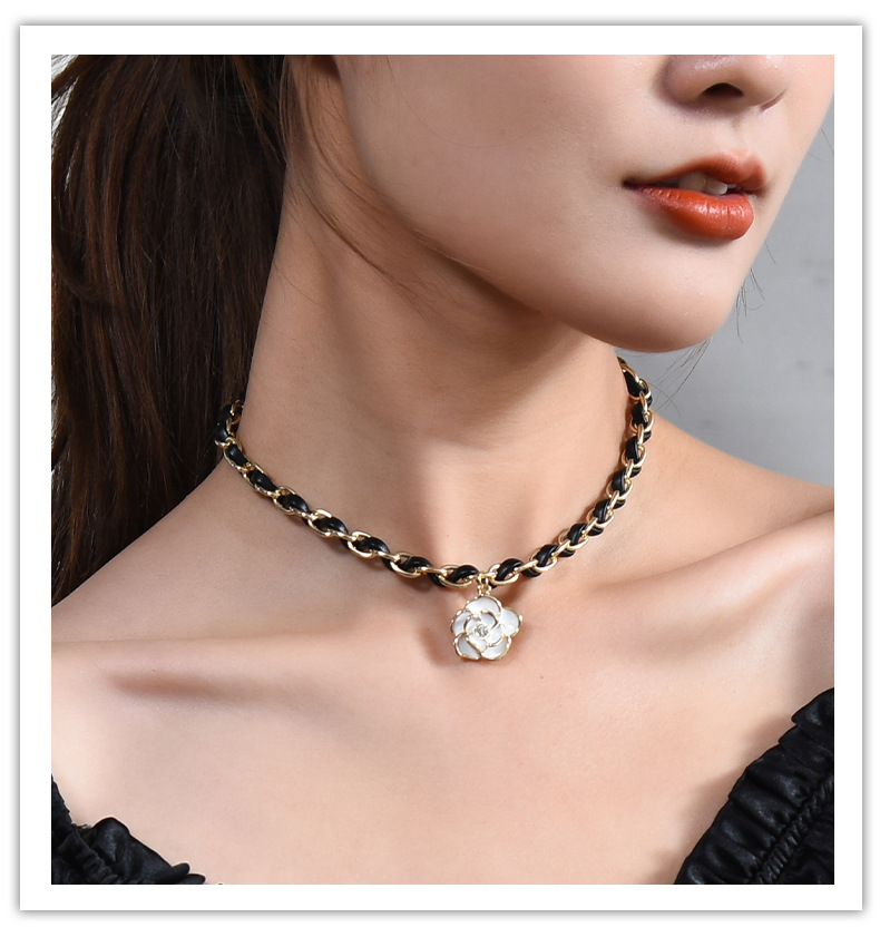 Nuova collana corta in acciaio al titanio avvolta in corda di pelle di camelia bianca dal design di nicchia leggero e lussuoso_voghion.com