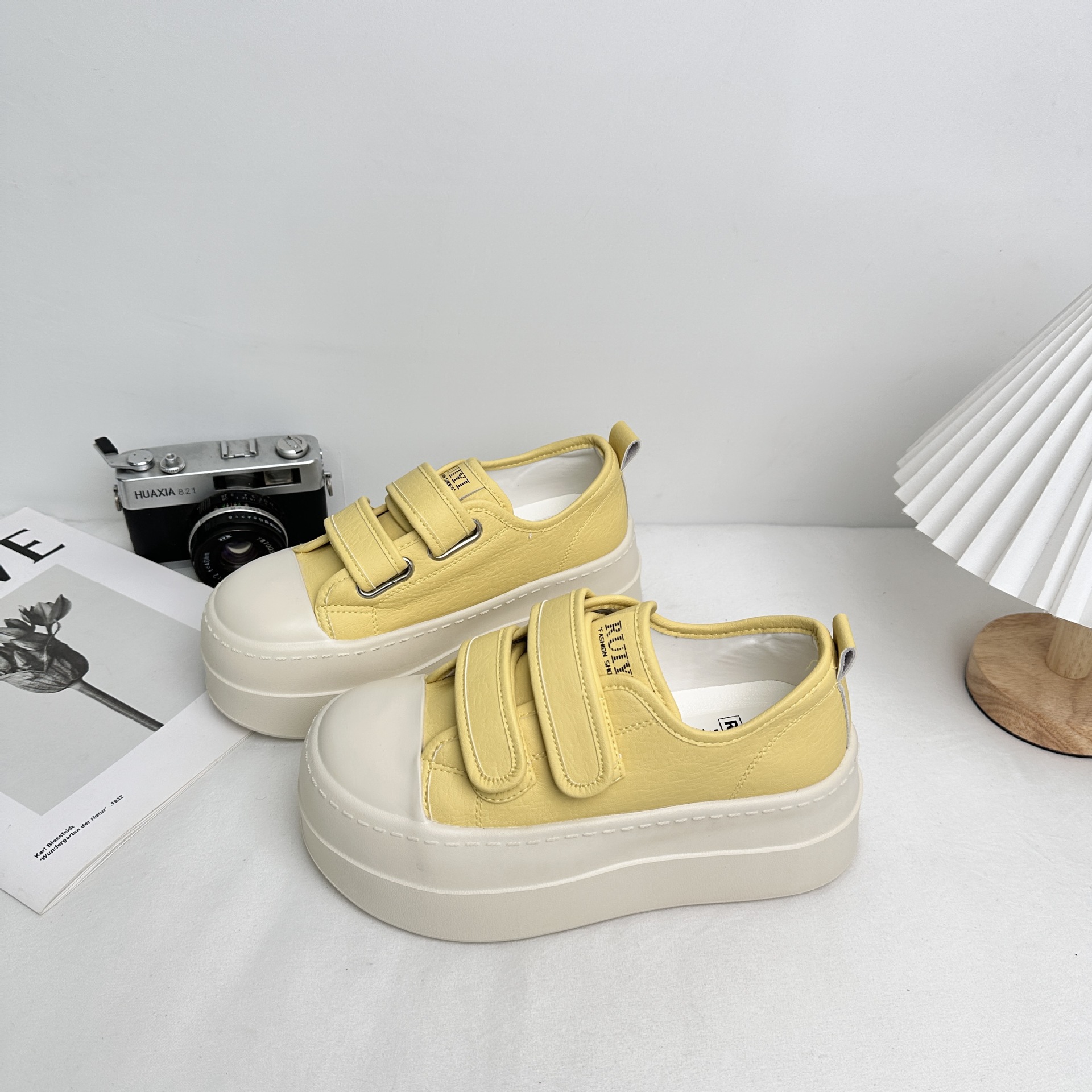 2025 primavera, zapatos de deporte de aumento, zapatos blancos de plataforma de velcro para mujer, falda de leche, zapatos de plataforma coreanos de todo fósforo