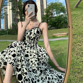 2022夏季新款法式轻熟时尚设计感v领收腰长款碎花吊带连衣裙女装