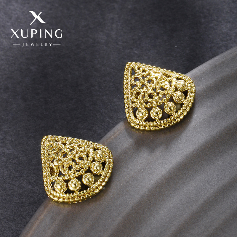 Xuping Pendientes retro transfronterizos europeos y americanos Pendientes triangulares dorados personalizados Pendientes de otoño e invierno de lujo ligero de alta gama Mujeres