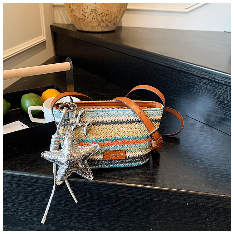 This year, the rainbow woven small bag is in vogue. It's a new summer model for girls in 2025, a trendy single-shoulder bag with contrasting colors and a crossbody bag undefined
