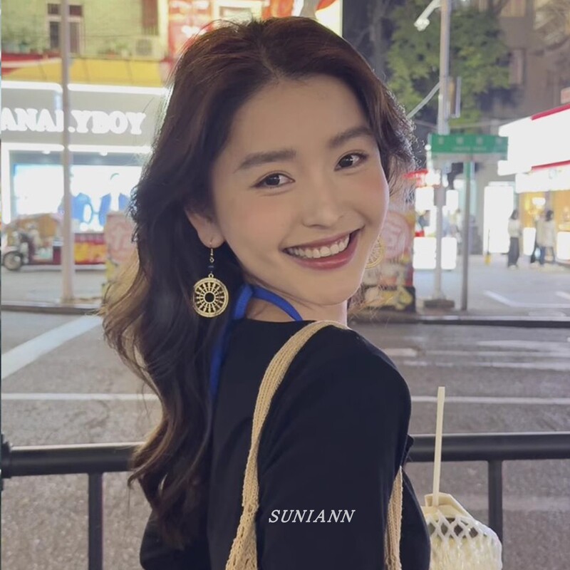 女性用レトロオールドゴールドフープイヤリング、ホリデースタイル、絶妙でハイエンド、ヘビーデューティイヤリング、ニッチな雰囲気|undefined