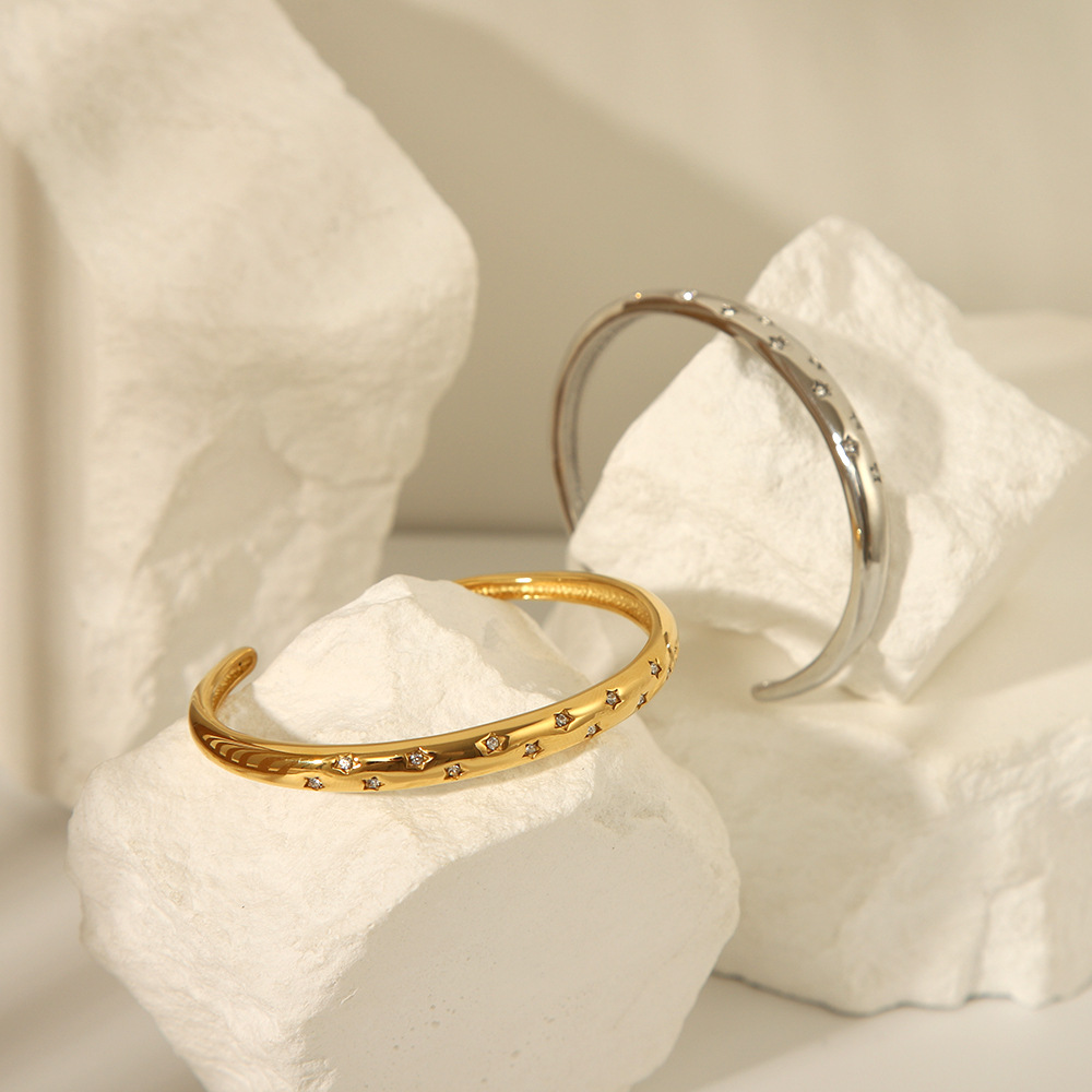 Venta caliente pulsera abierta todo-fósforo joyería 18K galvanoplastia Fundición de acero de titanio de la vendimia estrellada circón ocho Awn estrella transfronteriza