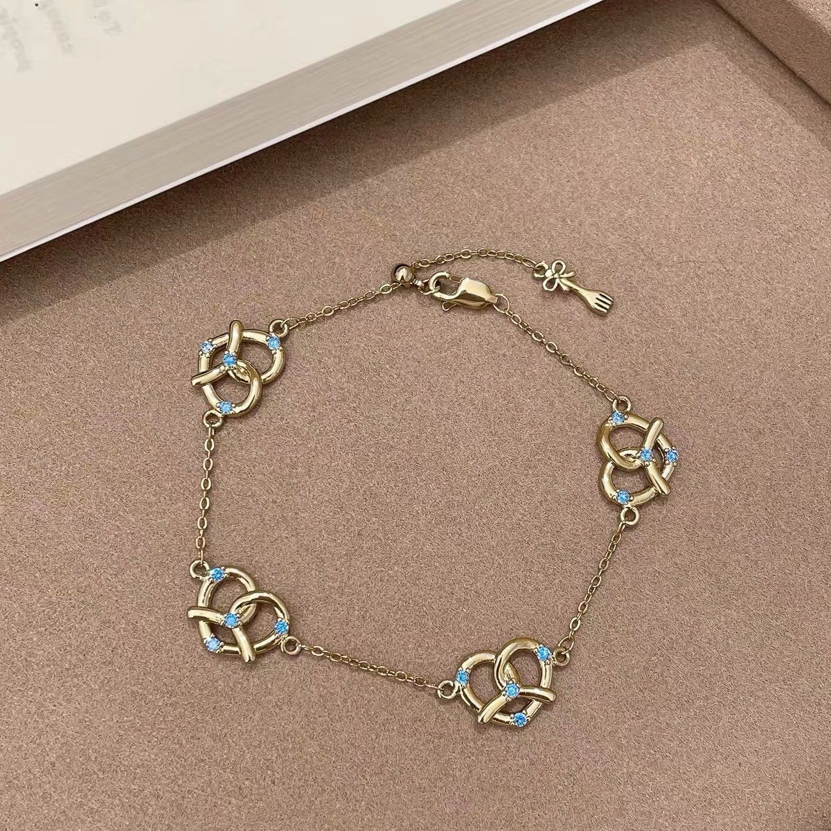Japanese and Korean blogger-style coffee gold alkaline water blue diamond necklace and earring set, fashionable, luxurious, and elegant for women