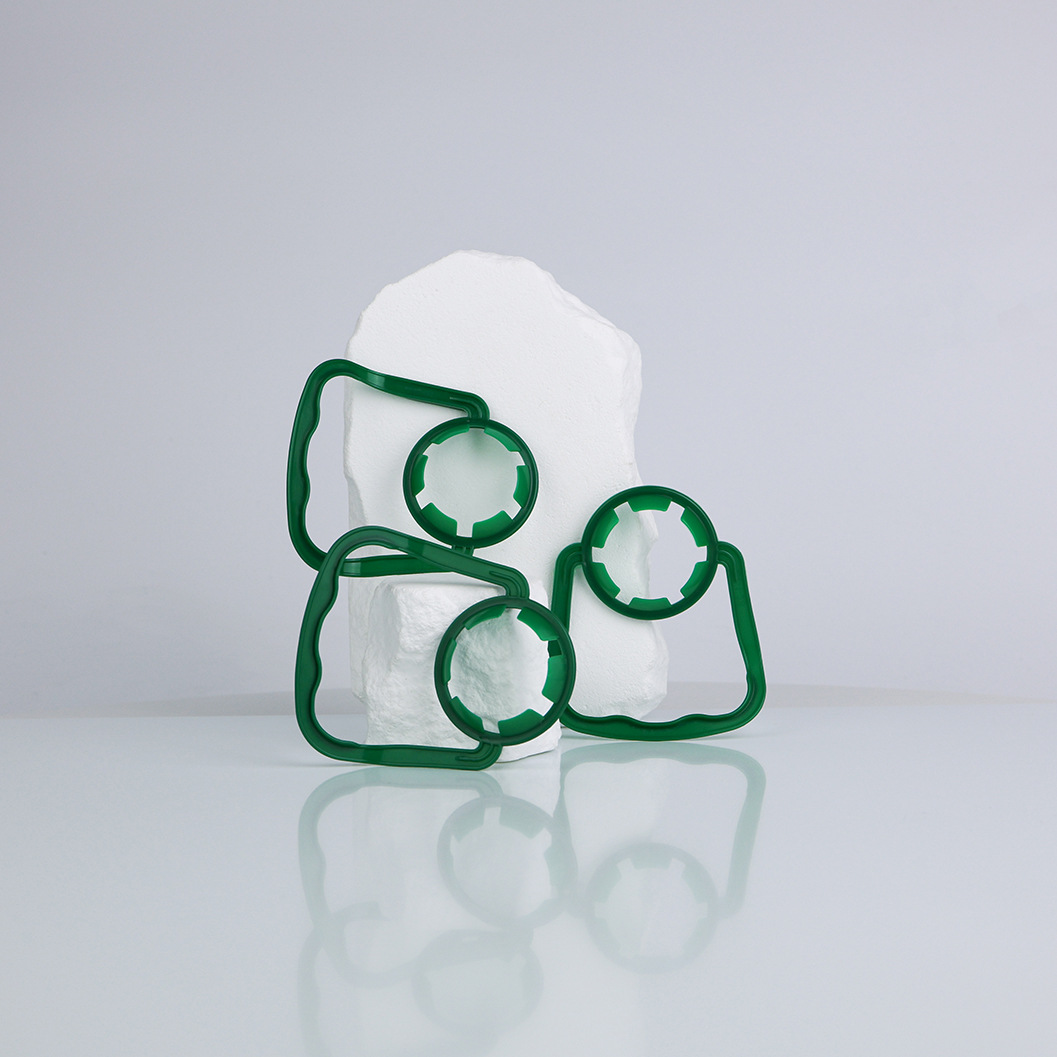 Proveedor al por mayor botella de agua potable desechable mango de plástico 28 / 30 calibre botella de bebidas PE mango