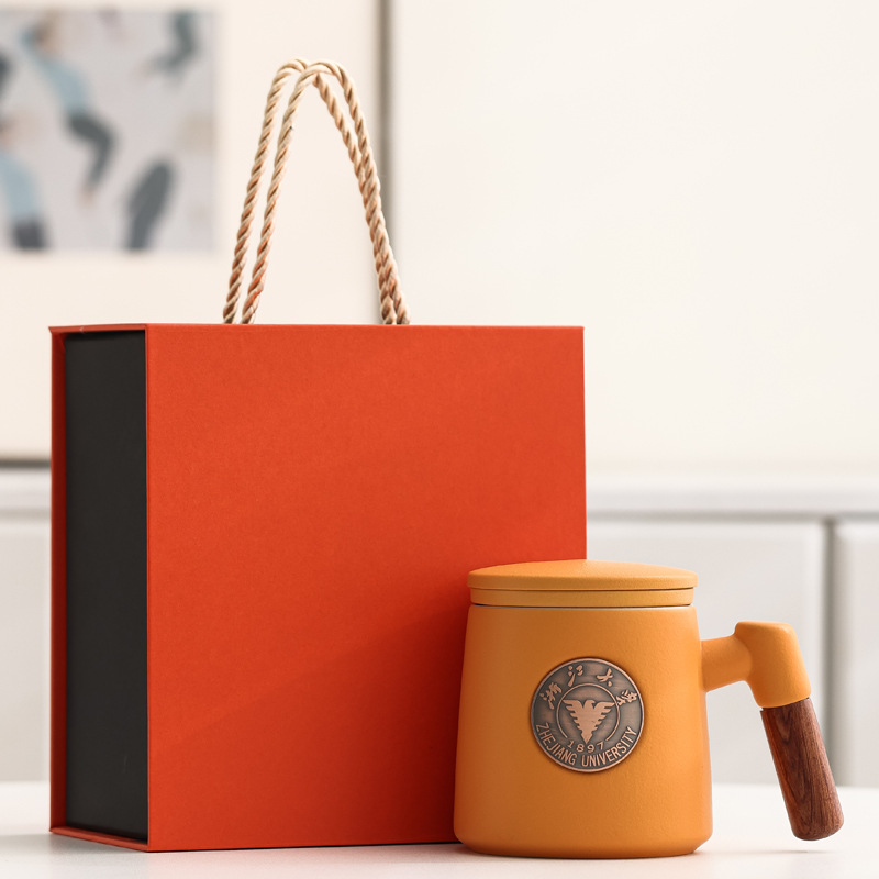 Taza de cerámica famosa escuela taza de filtro taza de marca taza de metal bronce relieve impresión LOGO taza de agua taza con tapa caja de regalo