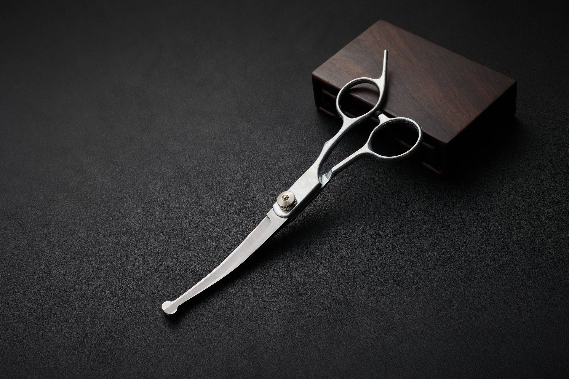 F0 상향 곡선 가위 흰색 모자 은색 원(뾰족한 꼬리 빗)