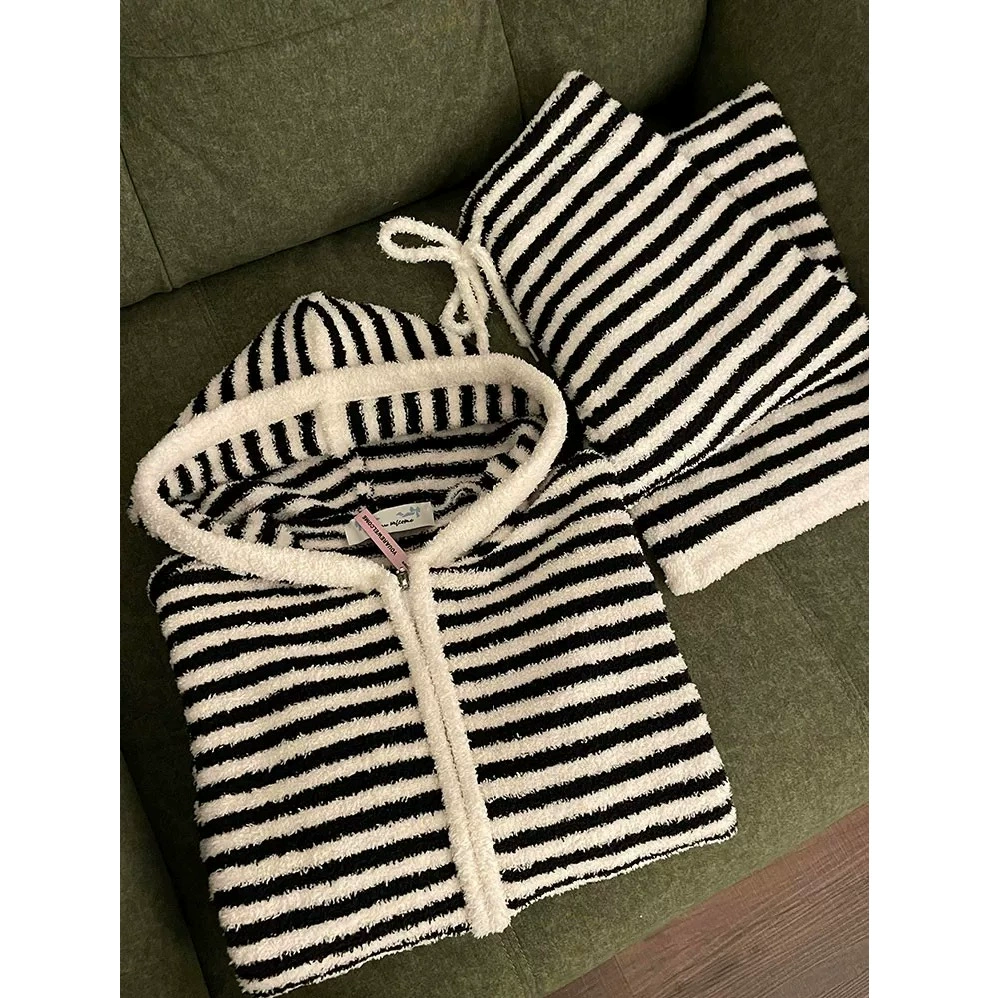 Источник Фабрика Новая Пижама Женская Зимняя полоска с капюшоном Продвинутый теплый коралловый бархат плюс плюшевый домашний костюм зимой