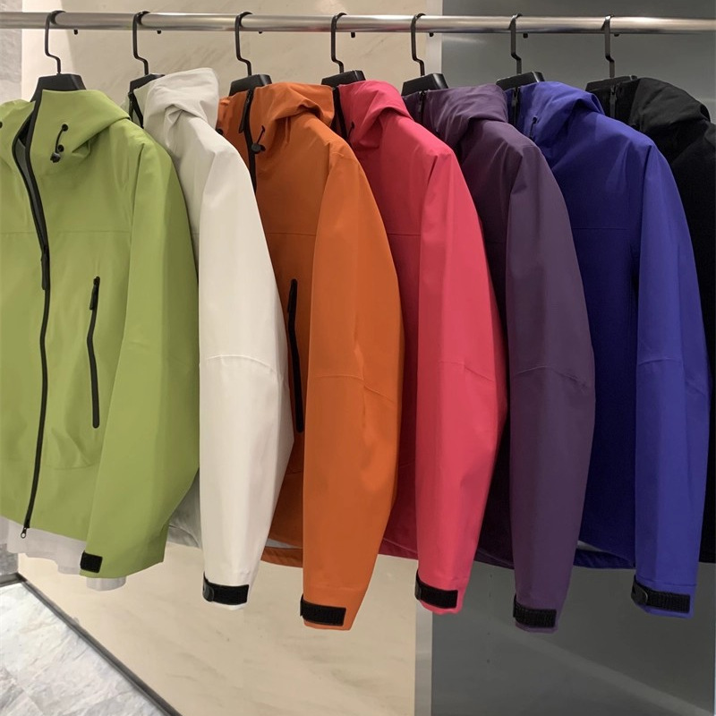 Affordable couple's model, fully seam-sealed outdoor windproof and waterproof hiking and mountaineering seamless hardshell jacket for men and women Affordable couple's model, fully seam-sealed outdoor windproof and waterproof hiking and mountaineering seamless hardshell jacket for men and women