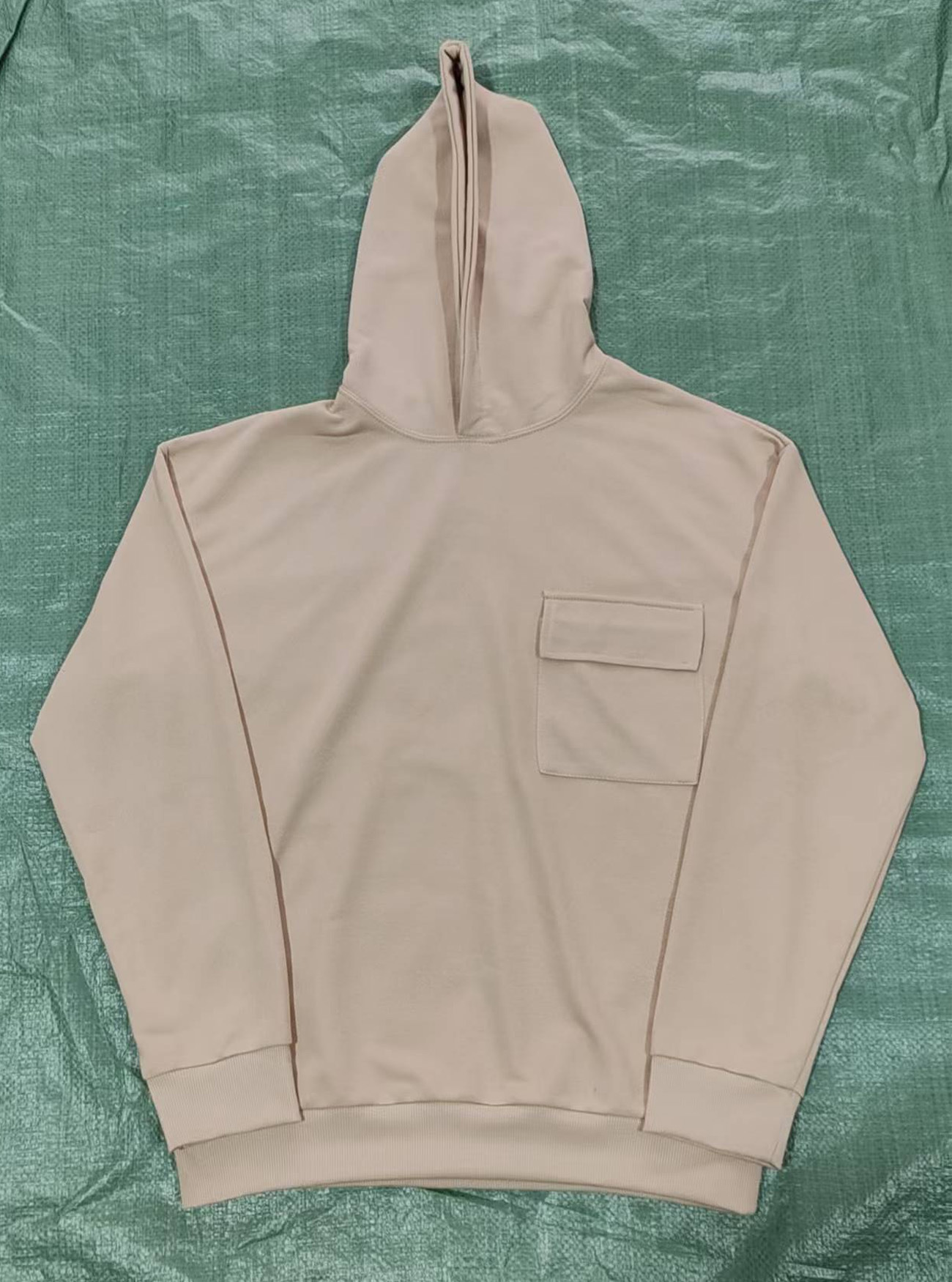 Sweat à capuche homme en coton molletonné avec poche plaquée_voghion.com