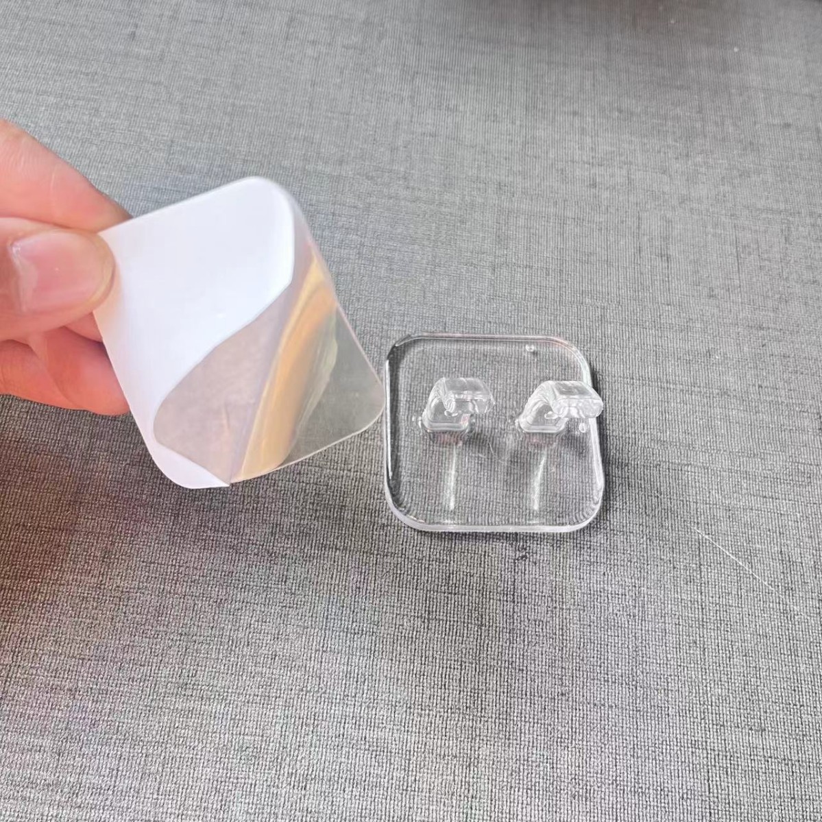 Gancho de enchufe transparente