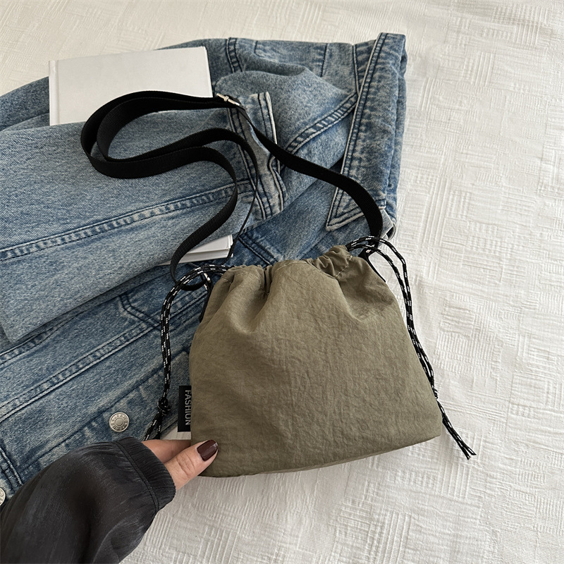 Bolsa de cubo de nylon super caliente para mujeres 2024 nueva moda de verano para estudiantes de clase bolso de hombro mochila