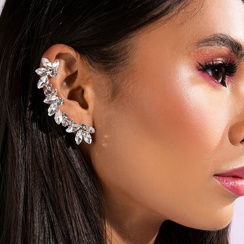 2022 nuevo clip de oreja de diamantes de imitación femenina personalidad de la moda europea y americana pendientes de diamantes completos pendientes versátiles Accesorios