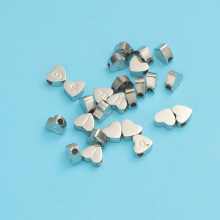 现货热销爱心桃心形腐蚀英文字母A -Z小孔珠吊坠钛钢欧美风项链