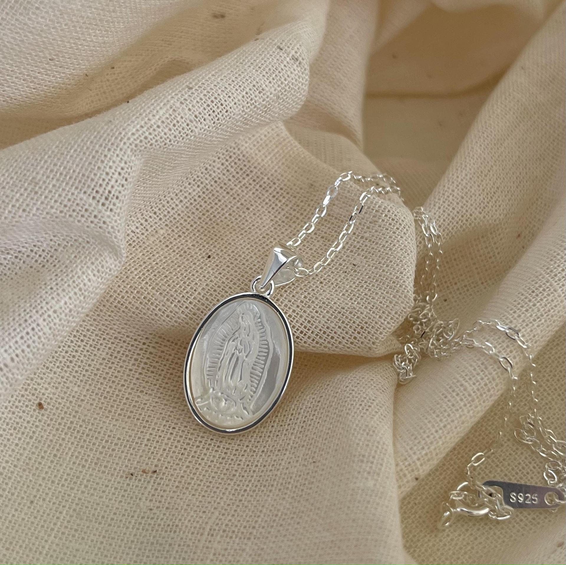 1 Piece Quantity Holiday Occasion 925 Sterling Silver Shell Cable Chain Inlay Portrait Pendant Necklace