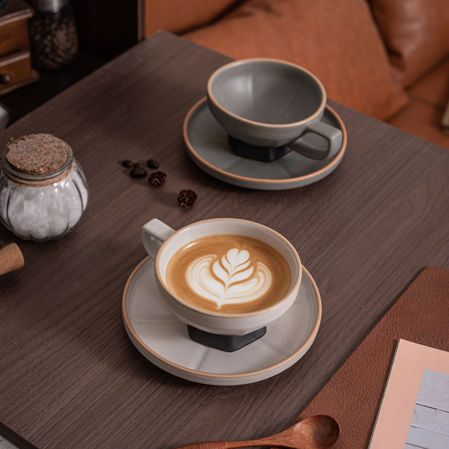 Tazas de café de pies altos y platos de cerámica gruesa retrógrada de alta calidad exquisita hermosa taza de té de la tarde simple y creativa de latas