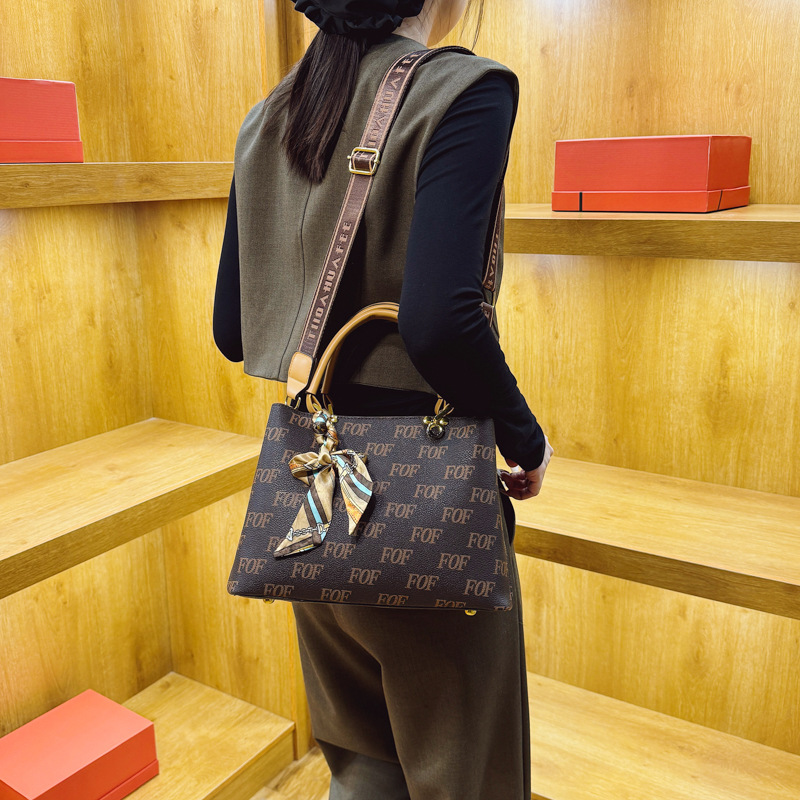 Luz lujosa moda popular bolso de mano transfronterizo nuevo retro letras impresión bolso de hombro texturas PU mochila