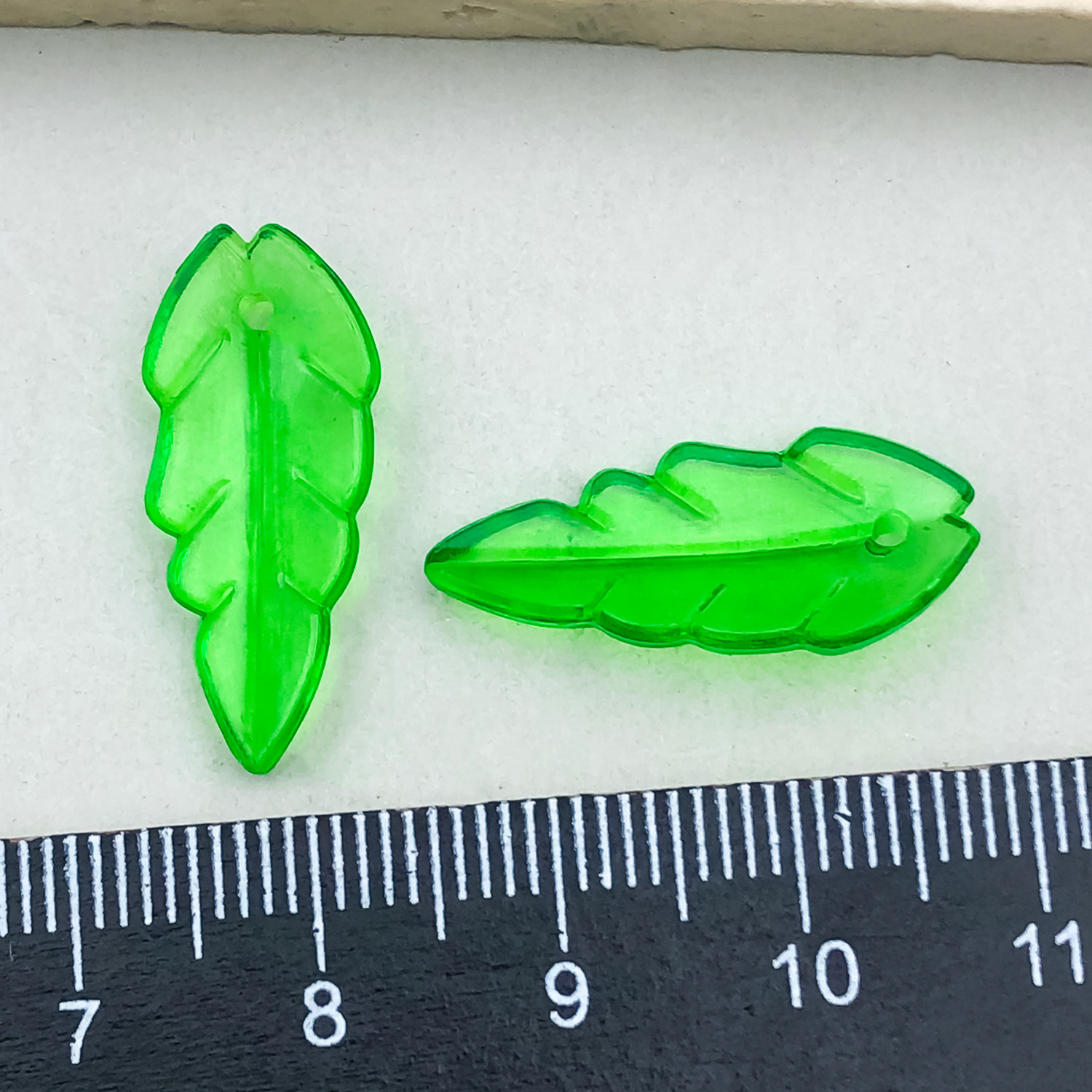 Simulación perforada chapada en color hoja de arce hoja verde hoja de uva accesorios de acrílico transparente hecho a mano pulsera decorativa de bricolaje cuentas