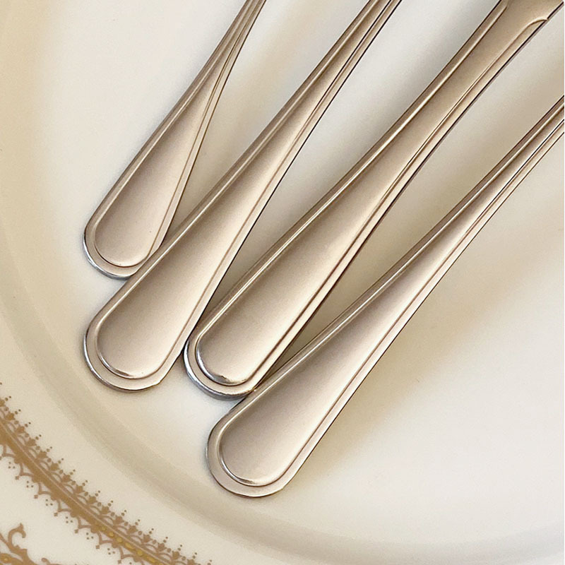 Bestickset i rostfritt stål för biff kniv och gaffel 4 delar_voghion.com