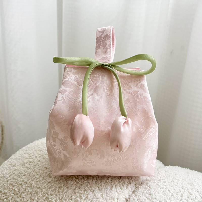 結婚祝いのお土産手提げ袋チューリップがきらきらしています。|undefined