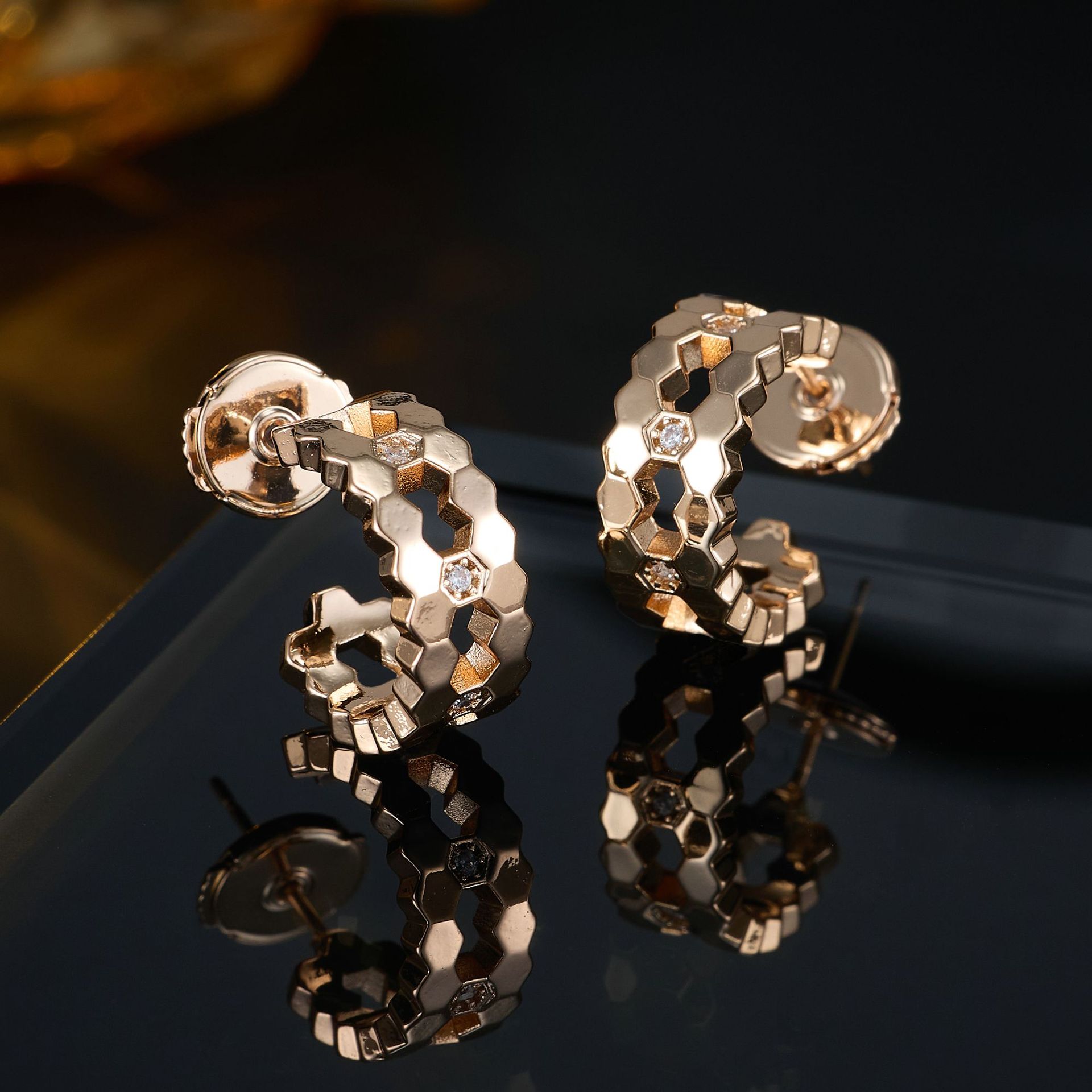 New High-End Hexagonal Honeycomb Mini Hoop Earrings in Rose Gold, Fashionable and Versatile, with a Light Luxury and Elegant Vibe