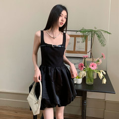 黒いワンピースの女性のデザイン感が小さいです。