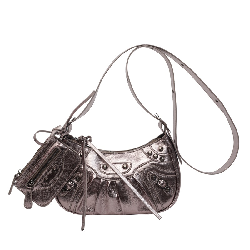 Bolso nuevo para la axila para mujer 2024 transfronterizo, plisado, media luna, bolso de hombro para mujer, remaches retro europeos/americanos, bolso de motero con estilo occidental image 9