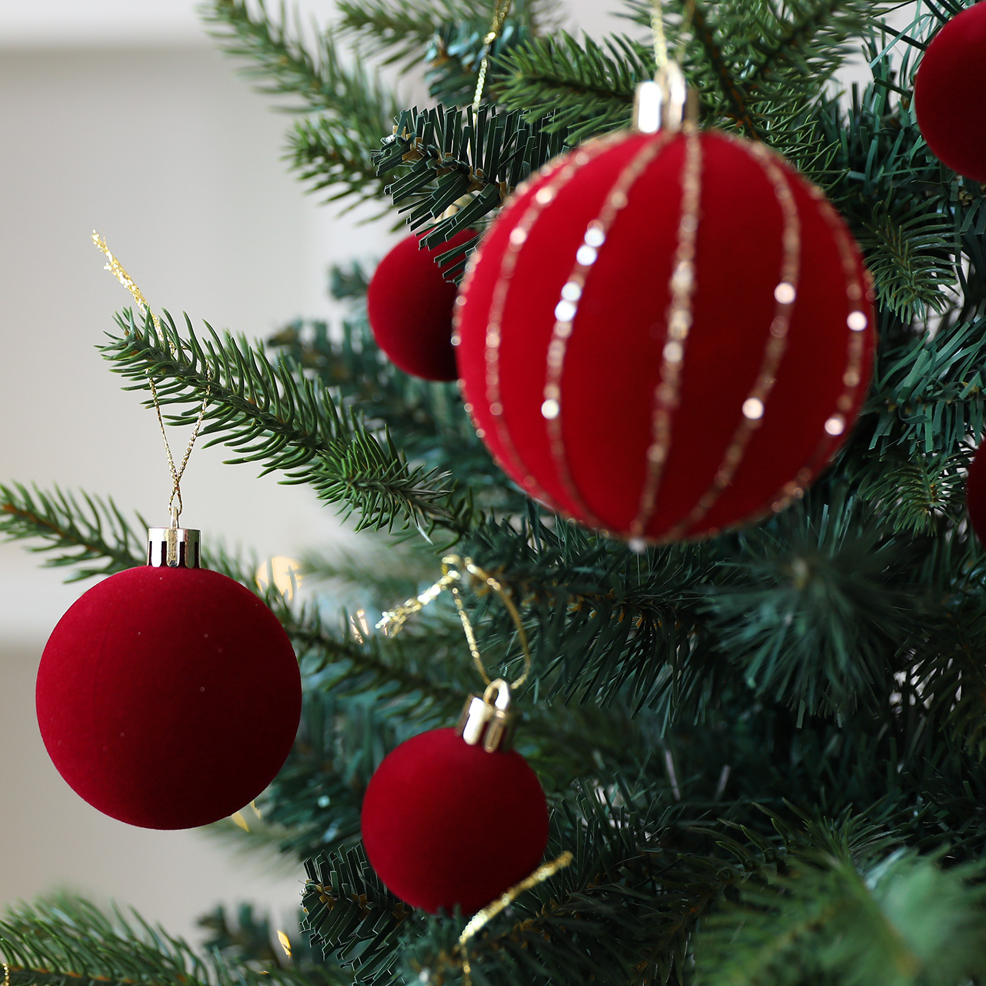 Juego de adornos navideños de terciopelo burdeos – 36 piezas de decoración navideña moderna acabada a mano para árboles y repisas (8 cm/6 cm/4 cm)_voghion.com