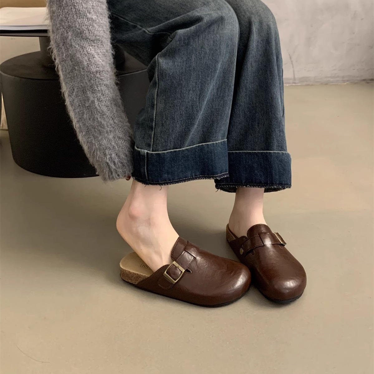 Zapatos de botellas de suela gruesa para mujeres 2024 nuevo estilo francés zapatillas frías vintage con cabeza media zapatillas de fondo plano zapatos casuales perezosos mueller