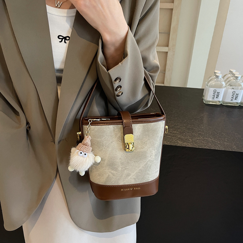 화이트에 브라운 벨트 펜던트