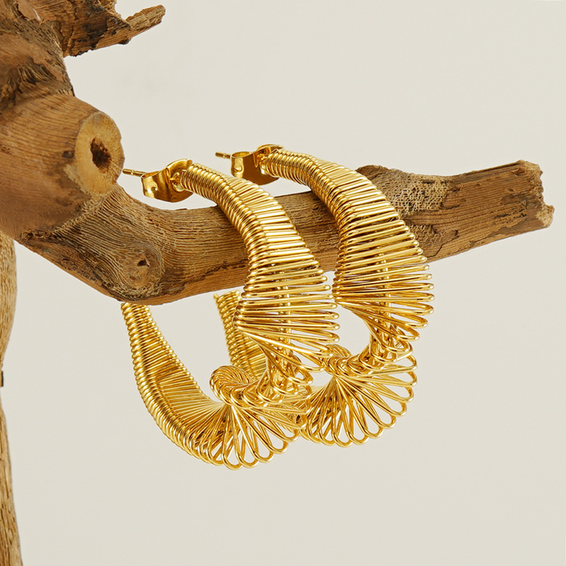 Nuevo transfronterizo europeo y americano de acero inoxidable de primavera pendientes de las mujeres hueco irregular diseño llano anillo pendientes en stock al por mayor