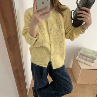 韩系秋季新款女装圆领勾花小花单排木扣针织开衫宽松显瘦百搭上衣