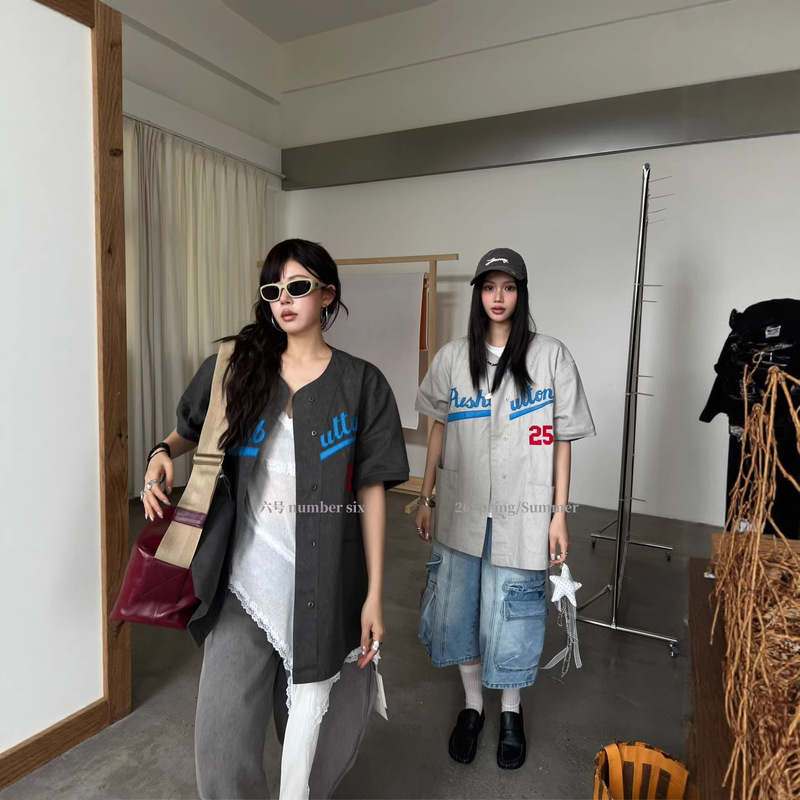 2026 Summer American Street Style Baseball Shirt for Women, Number 25 Print, Loose Fit, Slimming Short Sleeve, Plus Size, Casual Style 2026 Summer American Street Style Baseball Shirt for Women, Number 25 Print, Loose Fit, Slimming Short Sleeve, Plus Size, Casual Style