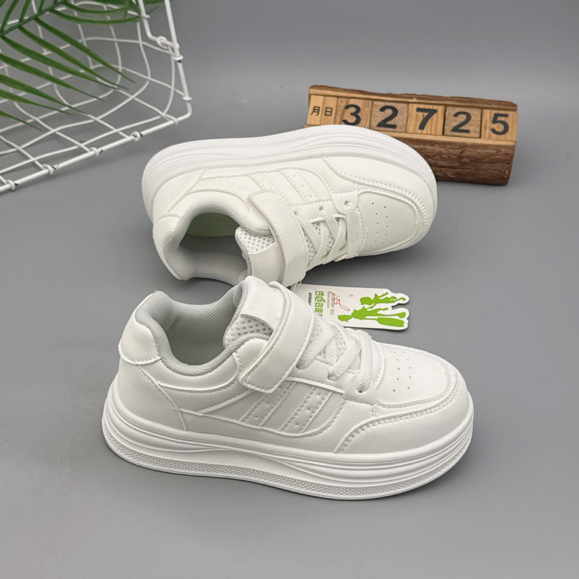 2026 Autumn New Sports Trend White Shoes for Boys and Girls Outdoor Sneakers Waterproof Lightweight Velcro Teenagers