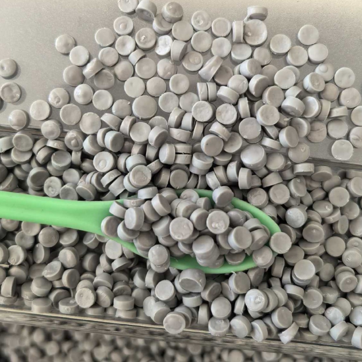 Polywood 灰色HDPE再生颗粒 高抗UV 耐候 环保防霉变 庭院椅原料