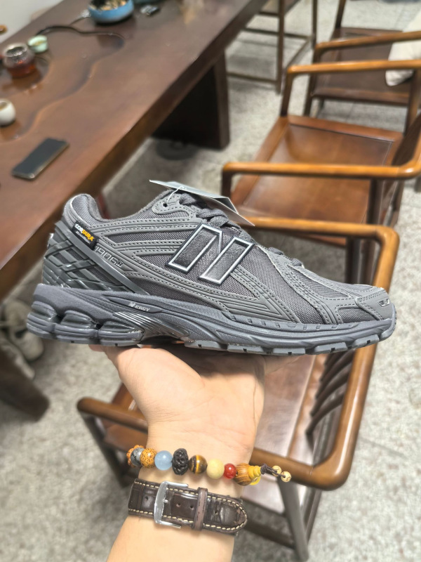 1906R ファッションメッシュ通気性ロートップランニングシューズ高品質多用途耐摩耗性スポーツシューズ男性と女性用|undefined