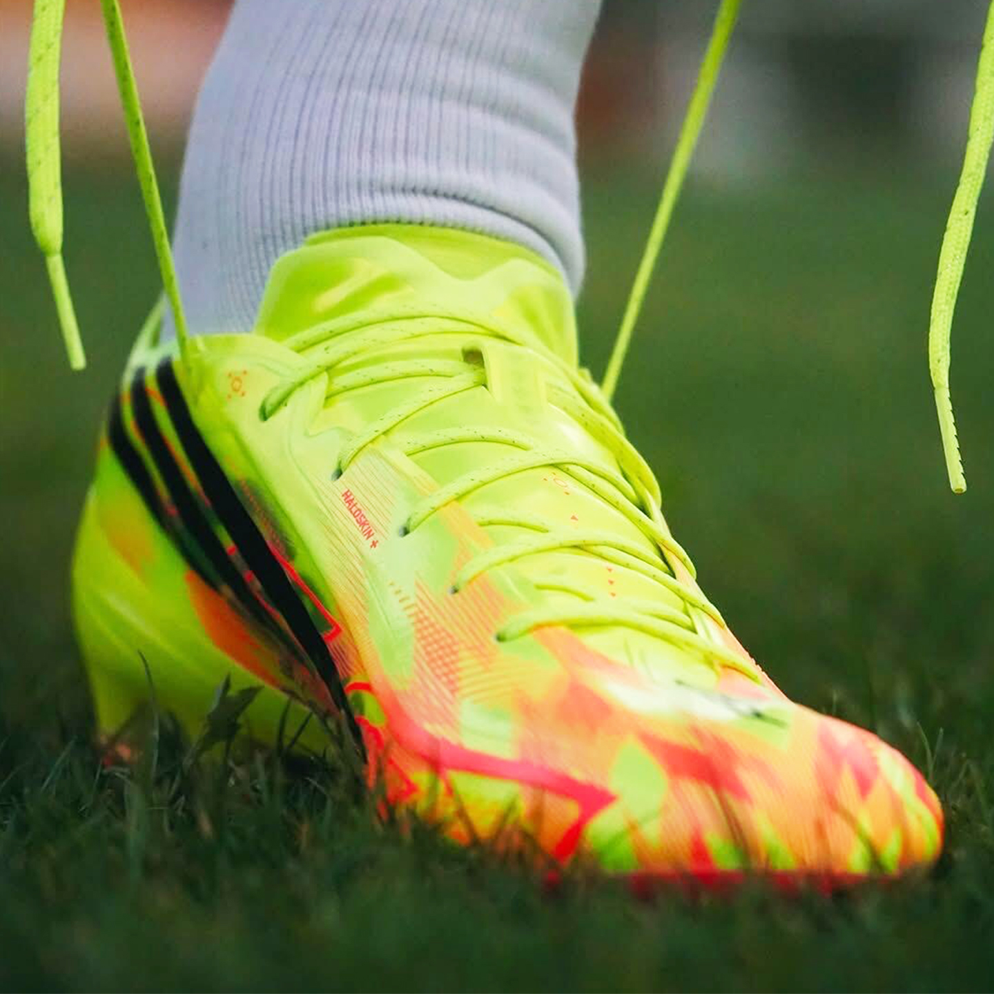 F50 zapatos de fútbol masculinos FG clavos voladores plumas luz zapatos de entrenamiento transpirables sin cordones césped natural artificial Copa del Mundo image 3
