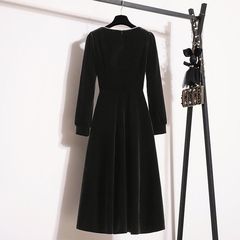 气质春秋胖MM遮肚大码女装方领连衣裙黑色2025年黑色新款收腰显瘦