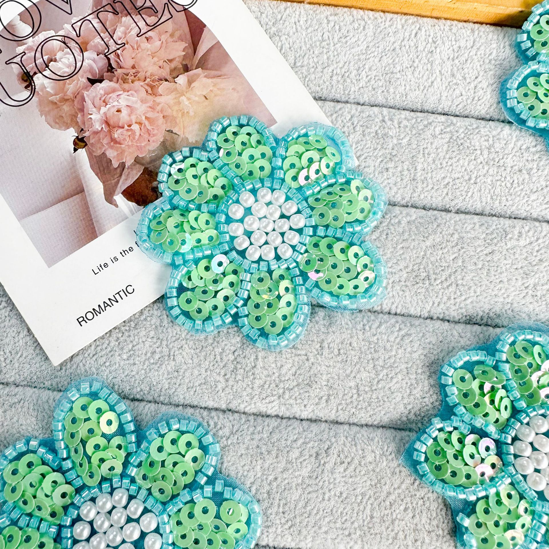 Mayorista brillante DIY material de decoración pequeña flor parche cuentas accesorios estéreo hechos a mano bajo precio suministro de stock