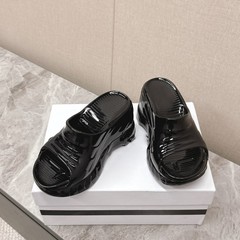 広州の高品質 ~ 夏の爆発的な坂と厚い底の超柔らかい綿のスリッパの女性のファッションが高くなります。