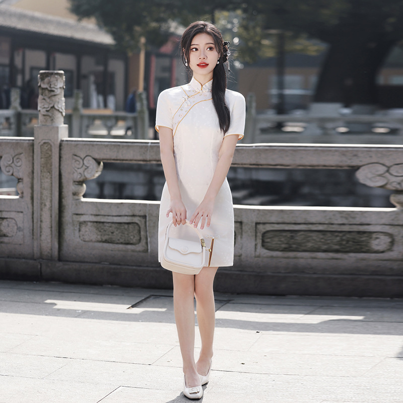 新中式旗袍米白色订婚日常夏季新款2024改良年轻款少女国风连衣裙