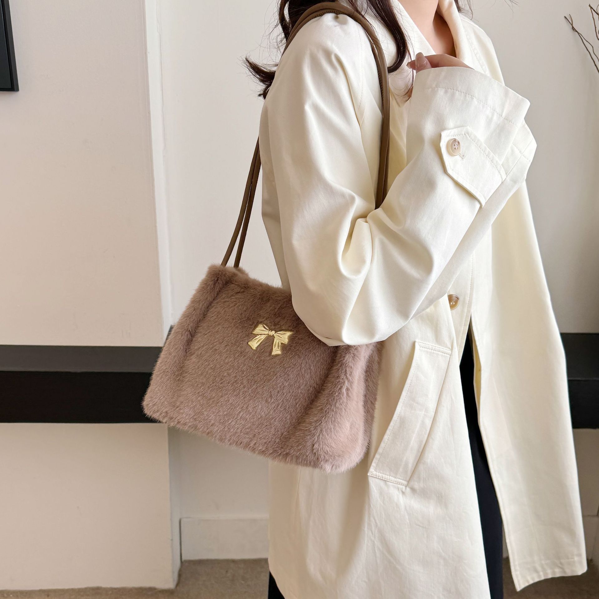 Nuevo bolso de peluche de moda 2024 en otoño e invierno, bolso de peluche de moda, bolso de peluche de un solo hombro, bolso especial INS