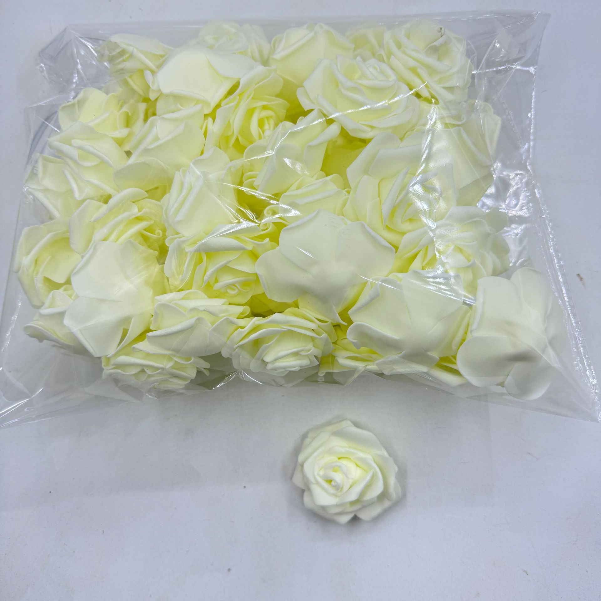 25 flores a granel sin soporte y varillas están disponibles en colores primarios