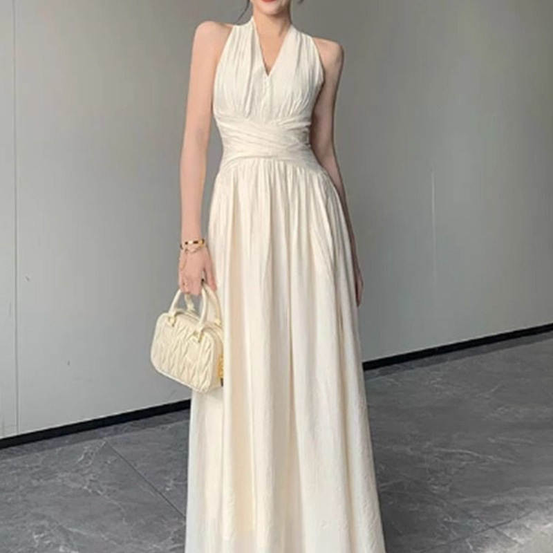 The Beauty of the Goddess of Beauty Is Reflected in the Peach Blossom Wrinkle-Effect Satin, Which Is a Stunning Floor-Length Dress with a Waist-Cinching Design That Makes You Look Slimmer and More Elegant